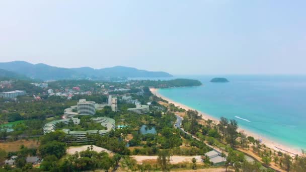 Fotografia aerea sulla bellissima spiaggia di Karon in Thailandia. Luogo di villeggiatura caldo — Video Stock