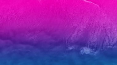 Plajın ultraviyole neon renkli parlak üst manzarası. Sıra dışı renk kombinasyonu. Büyüleyici bir atmosfer. Hava 4k görünümü