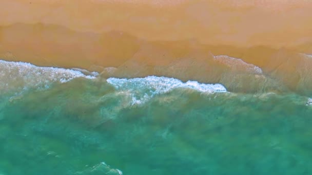 Bovenaanzicht op een tropisch zandstrand. Oceaangolven in slow motion. Luchtfoto 4k zicht — Stockvideo