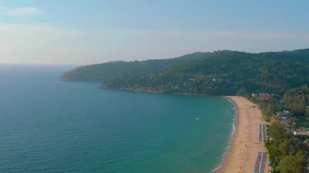 美しい緑の山々と白い砂浜に向かって熱帯の青い海を飛んで空中4kビュー。タイ。プーケットだ。カロンビーチ。パームビーチだ。島のトップビュー。美しいリゾート地. — ストック動画