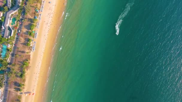 Atemberaubende Drohnenaufnahmen, Blick von oben auf den Strand von Karon auf der Insel Phuket in Thailand. Wellen kriechen an der sandigen Küste. Boot schwimmt im Meer. Luftaufnahme 4k — Stockvideo