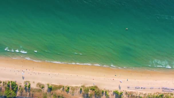 Impresionantes imágenes de aviones no tripulados, vista superior de la playa de Karon en Phuket Island en Tailandia. Las olas se arrastran en la orilla arenosa. Vista aérea 4k — Vídeo de stock