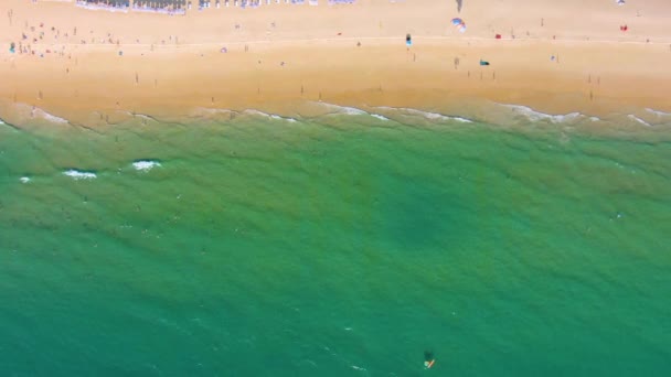 Lenyűgöző drónfelvételek, remek kilátás a tengerpartra Phuket Islanden, Thaiföldön. Hullámok kúsznak a homokos parton. Légi 4k nézet — Stock videók