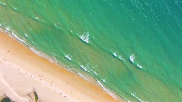 Atemberaubende Drohnenaufnahmen, Blick von oben auf den Strand von Karon auf der Insel Phuket in Thailand. Am sandigen Ufer kriechen Wellen. Luftaufnahme 4k — Stockvideo