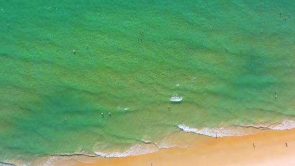 Lenyűgöző drónfelvételek, remek kilátás a tengerpartra Phuket Islanden, Thaiföldön. Hullámok kúsznak a homokos parton. Légi 4k nézet — Stock videók