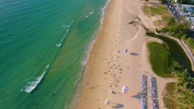 Hava 4k manzarası tropikal mavi okyanusun üzerinden güzel yeşil dağlara ve beyaz kumlu plaja doğru uçuyor. Tayland. Phuket. Karon plajı. Palms plajı. Ada manzaralı. Güzel tatil yeri.