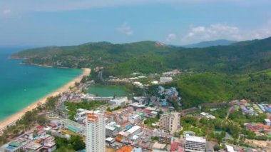 Hava 4k manzarası tropikal mavi okyanusun üzerinden güzel yeşil dağlara ve beyaz kumlu plaja doğru uçuyor. Tayland. Phuket. Karon plajı. Palms plajı. Ada manzaralı. Güzel tatil yeri.