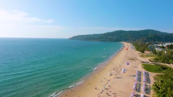 Vista aérea de 4k volando sobre el océano azul tropical hacia hermosas montañas verdes y playa de arena blanca. Tailandia. Phuket. Playa Karon. Playa Palms. Vista de la isla. Hermoso lugar resort . — Vídeo de stock