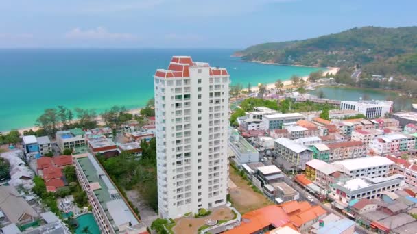 Widok z lotu 4k nad tropikalnym błękitnym oceanem w kierunku pięknych zielonych gór i białej piaszczystej plaży. Tajlandia. Phuket. Plaża Karon. Plaża Palms. Widok z góry wyspy. Piękne miejsce wypoczynku. — Wideo stockowe