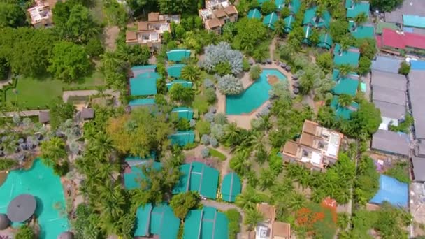 Grand Hyatt Kauai Luxury Hotel Resort vue aérienne de haut en bas 4k par drone. Palmiers, parasol, parasol, bain à remous. toboggan. Piscines, jardin, rivage et plage d'en haut . — Video