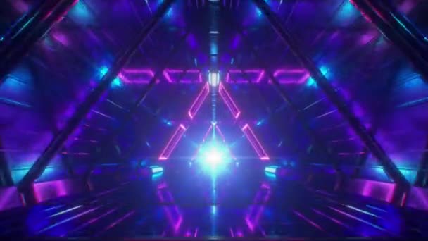 Абстрактный бесконечный полет в футуристическом геометрическом металлическом коридоре из треугольников. Современное синее фиолетовое неоновое освещение. Свет в конце тоннеля. Бесшовный трехмерный рендер — стоковое видео