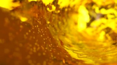 Köpüklü bira kadehte ağır çekimde hareket eder. Soyut su arka planı. Kusursuz 3D döngü oluşturucu