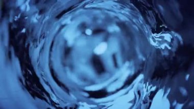 Su kadehte ağır çekimde hareket eder. Soyut mavi su arka planı. Kusursuz 3D döngü oluşturucu