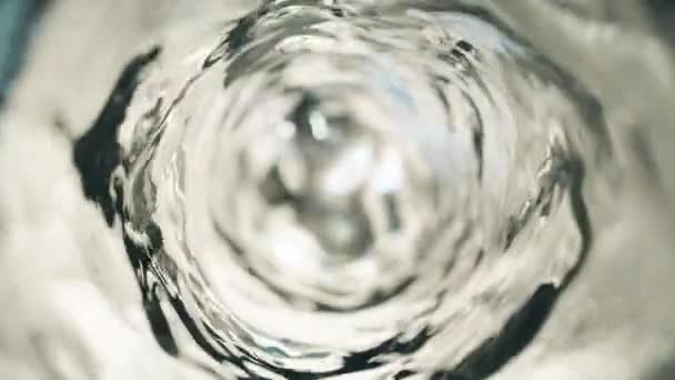 Water beweegt in een glas in slow motion. Abstracte waterachtergrond. Naadloze lus 3d renderen — Stockvideo