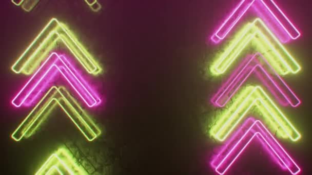 Heldere neon pijlen op een metalen oppervlak geven de bewegingsrichting aan. Abstracte laserachtergrond. Naadloze lus 3d renderen — Stockvideo