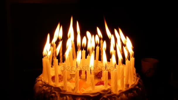 Tarta de cumpleaños con velas en espiral encendidas — Vídeo de stock