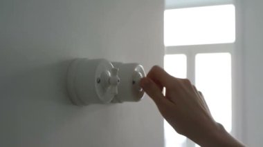 Açma ve kapatma robot bir evde kadın yardım