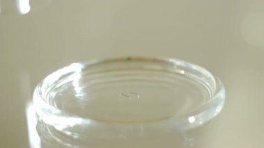 El cam cloche altında kırmızı hapı aldığın
