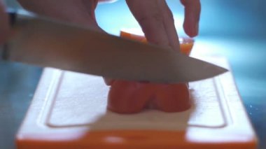 El kesme domates bir mutfak