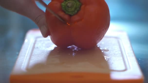 Hand snijden peper in een keuken — Stockvideo