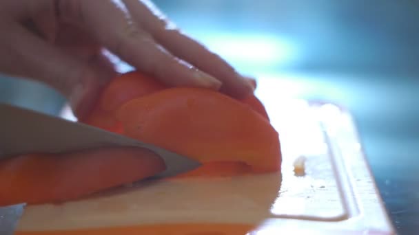 Hand snijden peper in een keuken — Stockvideo