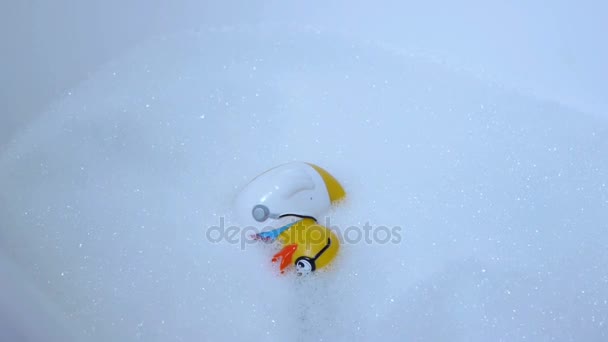 Pato de goma está tomando un baño — Vídeo de stock