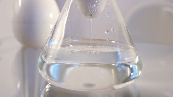 흰색 부엌에 유리 테이블에 높은-기술 물 필터 — 비디오