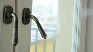 adam pencereyi temizliyor