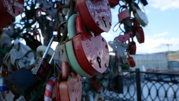 De nombreux cadenas suspendus sur le pont — Video