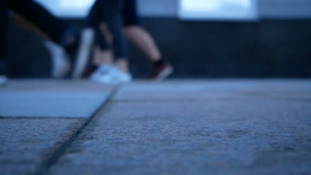 Defokussierte Füße von Menschen, die gehen — Stockvideo