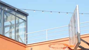 Boş basketbol sahası, gökyüzü, Işık Ampüller