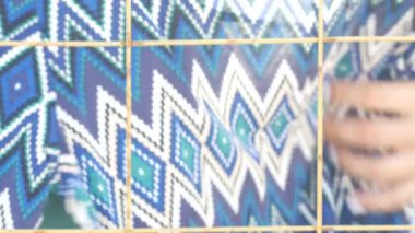 Bit pazarı üzerinde elbise