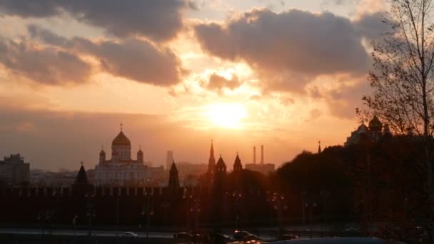 Kreml moskiewski w promieniach zachodzącego słońca — Wideo stockowe