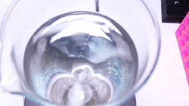 Bir çözüm üzerinde bir manyetik karıştırıcı ile ölçüm silindir