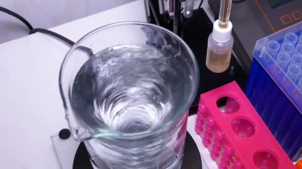 Вимірювальний циліндр з розчином на магнітному мікшері — стокове відео