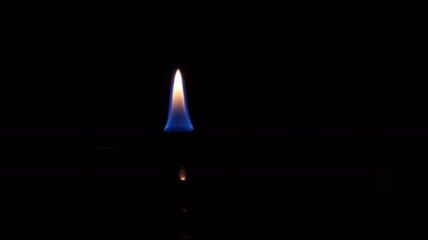 Die Geisterlampe, die in der Dunkelheit brennt — Stockvideo