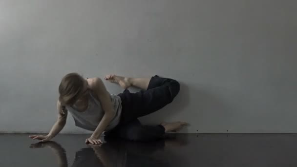 女孩和她简约的舞蹈 — 图库视频影像