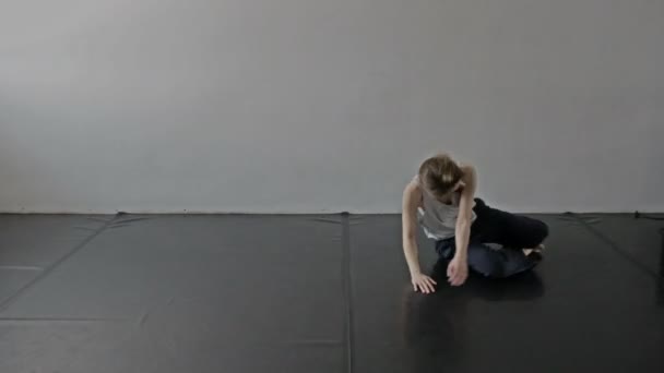 Lány, és ő minimalista dance — Stock videók