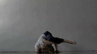 Kız ve minimalist dans etsin