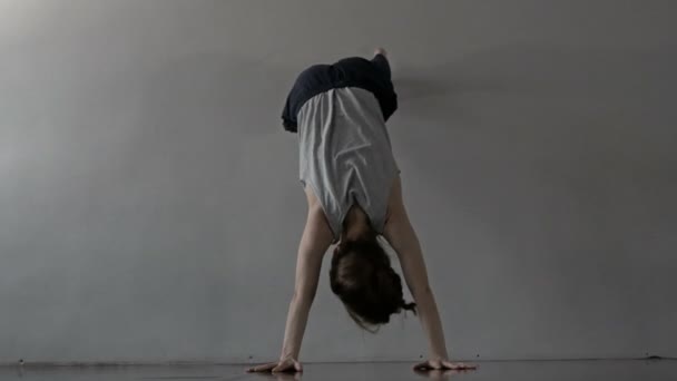 Lány, és ő minimalista dance — Stock videók