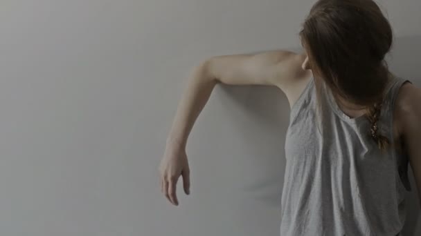 Girl and her minimalistic dance — Stock Video
