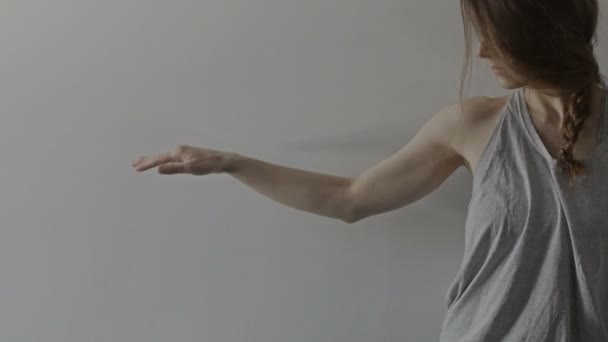 Девушка и ее минималистский танец — стоковое видео