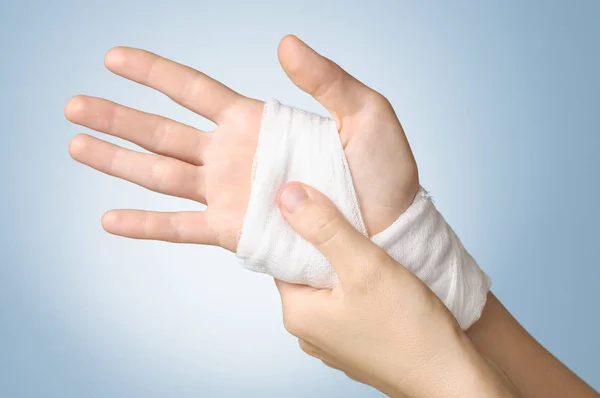 Skadade hand med bandage — Stockfoto
