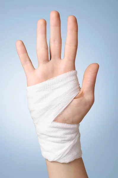 Ranny ręka z bandażem — Zdjęcie stockowe