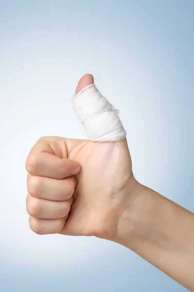 Dedo ferido com bandagem — Fotografia de Stock