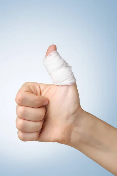 Verletzter Finger mit Verband — Stockfoto