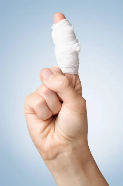 Verletzter Finger mit Verband — Stockfoto