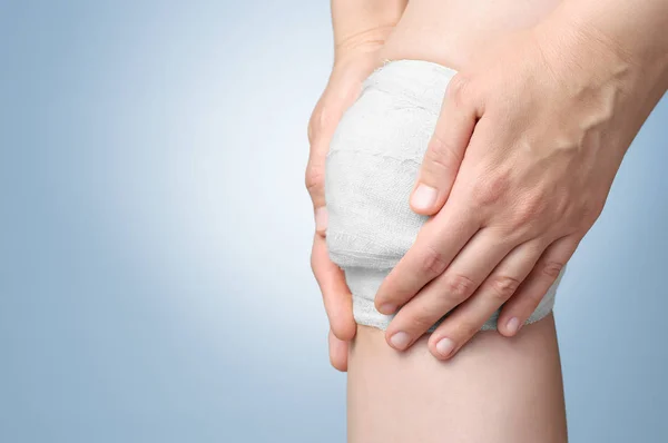Verletztes Knie mit Verband — Stockfoto
