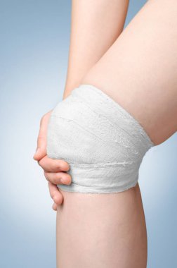 Yaralı diz bandaj ile