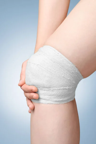 Injured knee with bandage — Stock Photo, Image